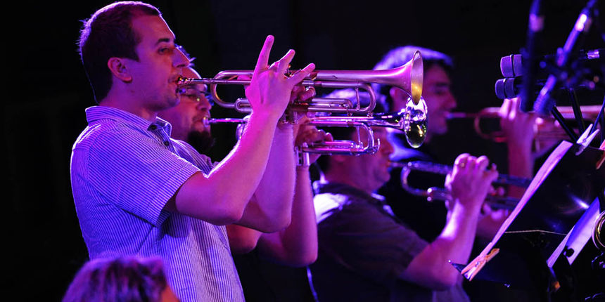 Zadar, .18.07.2012. snimio: Nenad Marčev 
Big band HRT-a 
JAZZ ORKESTAR HRT-a
Dirigent: maestro Saša Nestorović
Gosti: Marko Tolja, Martine Thomas i Davor Pekota 
Jazz i evergreen standardi 
18. ZADARSKO KAZALIŠNO LJETO 
Organizatori: 
Turistička zaj