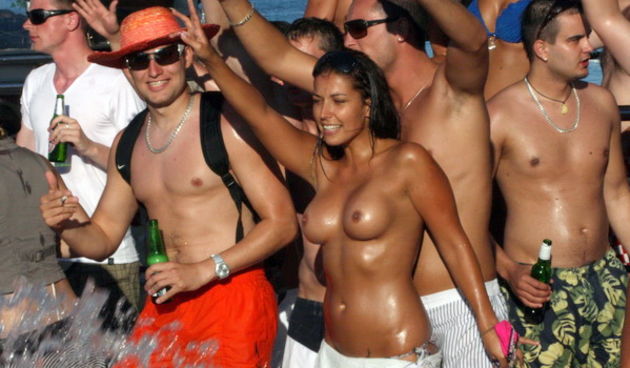 Novalja, Zrce, 200709. 
Klub Aquarius, Party Arena. 
Sto zbog UV zracenja sto zbog glazbom stvorene dobre atmosfere u zrcanskom klubu Aquarius, u partyjanerskoj areni za After beach Partyje, kod pojedinih zena dolazi do iznenadne pojave skidanja grudnjaka