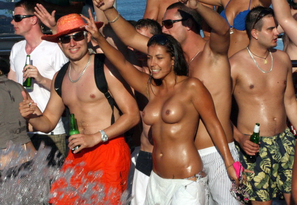 Novalja, Zrce, 200709. 
Klub Aquarius, Party Arena. 
Sto zbog UV zracenja sto zbog glazbom stvorene dobre atmosfere u zrcanskom klubu Aquarius, u partyjanerskoj areni za After beach Partyje, kod pojedinih zena dolazi do iznenadne pojave skidanja grudnjaka