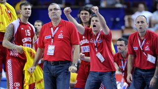 Katowice, 190909.
Dvorana Sport Arena Spodek.
Europsko prvenstvo u kosarci u Poljskoj, razigravanje izmedju Rusije i Hrvatske za odlazak na Svjetsko prvenstvo u Turskoj slijedece godine.
Na slici: slavlje kosarkasa i trenera na klupi, Repesa, Mijatovic, A