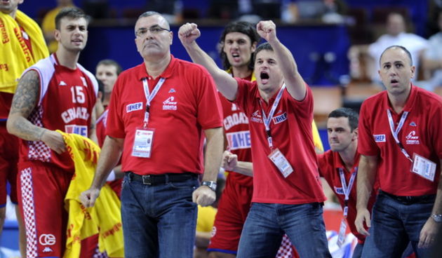 Katowice, 190909.
Dvorana Sport Arena Spodek.
Europsko prvenstvo u kosarci u Poljskoj, razigravanje izmedju Rusije i Hrvatske za odlazak na Svjetsko prvenstvo u Turskoj slijedece godine.
Na slici: slavlje kosarkasa i trenera na klupi, Repesa, Mijatovic, A