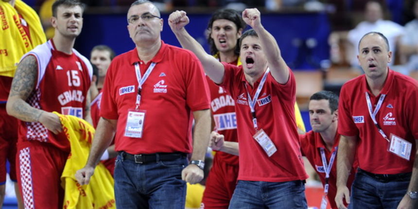 Katowice, 190909.
Dvorana Sport Arena Spodek.
Europsko prvenstvo u kosarci u Poljskoj, razigravanje izmedju Rusije i Hrvatske za odlazak na Svjetsko prvenstvo u Turskoj slijedece godine.
Na slici: slavlje kosarkasa i trenera na klupi, Repesa, Mijatovic, A