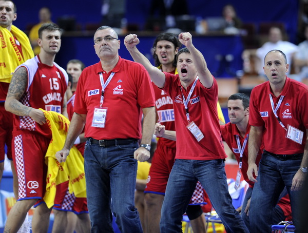 Katowice, 190909.
Dvorana Sport Arena Spodek.
Europsko prvenstvo u kosarci u Poljskoj, razigravanje izmedju Rusije i Hrvatske za odlazak na Svjetsko prvenstvo u Turskoj slijedece godine.
Na slici: slavlje kosarkasa i trenera na klupi, Repesa, Mijatovic, A