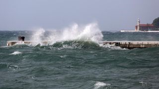 Zadar: Surferi uživaju u valovima koje je prouzročilo snažno jugo, Photo: Filip Brala/PIXSELL