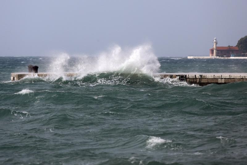 Zadar: Surferi uživaju u valovima koje je prouzročilo snažno jugo, Photo: Filip Brala/PIXSELL