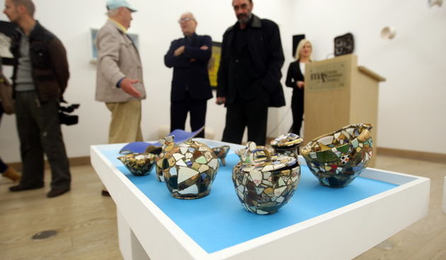 Zadar, 231112.
Muzej antickog stakla.
2. Hrvatski trienale keramike otvoren je danas u zadarskom Muzeju antickog stakla. 
Na izlozbi keramike izlaze se 79 djela pedeset i pet umjetnika, od kojih su sestoro poznati europski umjetnici koji izlazu kao posebn