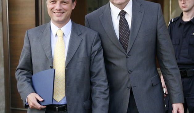 Zagreb, 280610.
Sastanak premijerke Jadranke Kosor sa koalicijskim partnerima u zgradi Vlade na trgu SV. Marka. 
Na slici: Gordan Jandrokovic i Djuro Popijac nakon sastanka.
Foto: Ranko Suvar / CROPIX