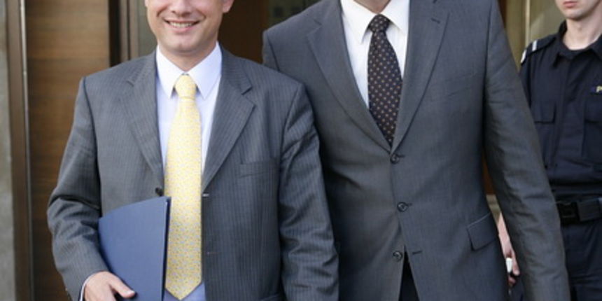 Zagreb, 280610.
Sastanak premijerke Jadranke Kosor sa koalicijskim partnerima u zgradi Vlade na trgu SV. Marka. 
Na slici: Gordan Jandrokovic i Djuro Popijac nakon sastanka.
Foto: Ranko Suvar / CROPIX