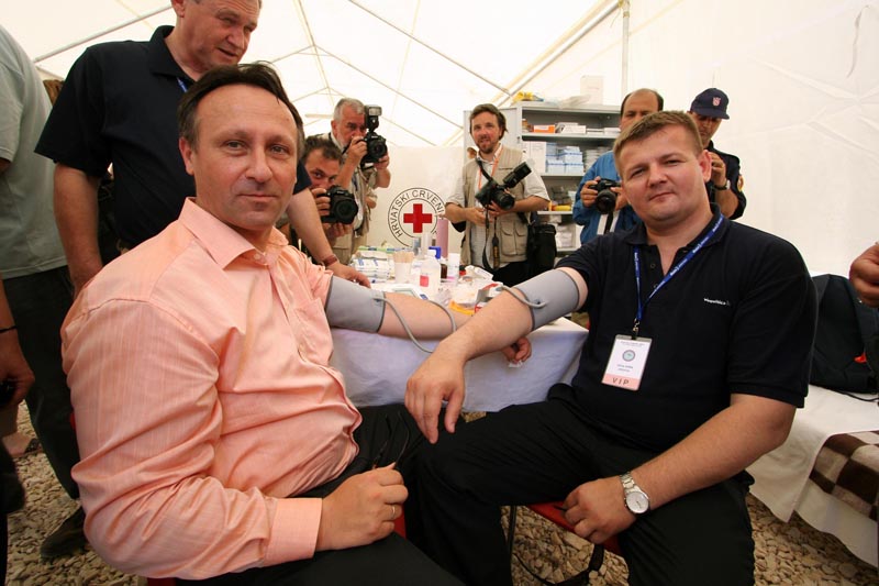 bralafil – 24.05.07. – biograd, ministri roncevic i kirin na mjerenju tlaka i secera u krvi