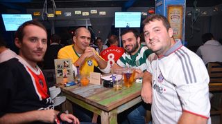 Famous Bar: 1. kolo Lige sportskog kviza “Nogometne ikone” 27. listopada 2016. Foto. Iva Perinčić Famous Bar: 1. kolo Lige sportskog kviza “Nogometne ikone” 27. listopada 2016. Foto. Iva Perinčić