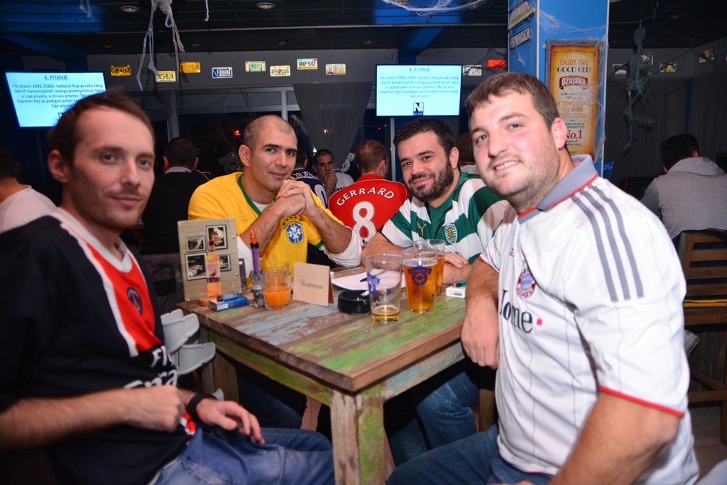 Famous Bar: 1. kolo Lige sportskog kviza “Nogometne ikone” 27. listopada 2016. Foto. Iva Perinčić Famous Bar: 1. kolo Lige sportskog kviza “Nogometne ikone” 27. listopada 2016. Foto. Iva Perinčić