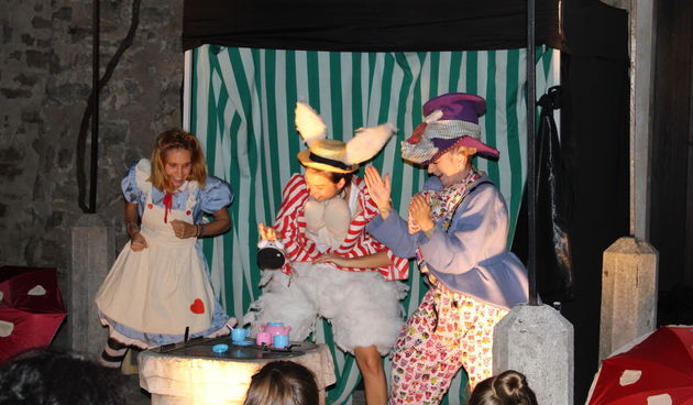 Benkovačkom izvedbom predstave “U zemlji čudesa” zavšena ljetna gostovanja Dragon teatra