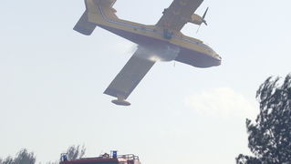 Zadar, 050510.
U popodnevnim satima juzno od zadarskog predjela Dracevac izbio je pozar koji su osim vatrogasaca na zemlji gasili i kanader i airtractor.
Foto : Vladimir Ivanov / CROPIX Zadar, 050510.
U popodnevnim satima juzno od zadarskog predjela Dracevac izbio je pozar koji su osim vatrogasaca na zemlji gasili i kanader i airtractor.
Foto : Vladimir Ivanov / CROPIX