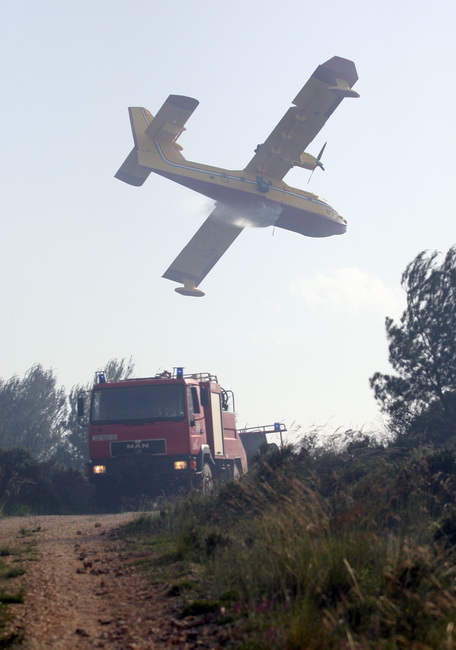 Zadar, 050510.
U popodnevnim satima juzno od zadarskog predjela Dracevac izbio je pozar koji su osim vatrogasaca na zemlji gasili i kanader i airtractor.
Foto : Vladimir Ivanov / CROPIX Zadar, 050510.
U popodnevnim satima juzno od zadarskog predjela Dracevac izbio je pozar koji su osim vatrogasaca na zemlji gasili i kanader i airtractor.
Foto : Vladimir Ivanov / CROPIX