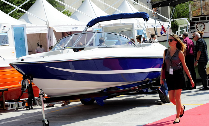 Sibenik ,160910.
Marina Mandalina
Treci Adriatic Boat Show otvoren i traje 4 dana u kojem ce posjetitelji imati priliku vidjeti preko 150 plovila i preko 175 standova sa ponudom svega vezanog more i brodove
na slici izlozbeni brodovi.
Foto: Niksa Stipanic
