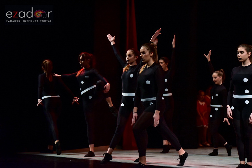 Predstava “Odgojoj” Plesne udruge Gesta u HNK Zadar
