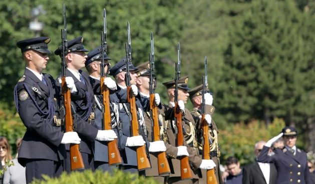 Na gradskom groblju Mirogoj prilikom obiljezavanja Dana OSRH i Dana Kopnene vojske izaslanik predsjednika Hrvatskog sabora Zeljko Reiner, ministar obrane Damir Krsticevic, ministar branitelja Tomo Medved i gradonacelnik grada Zagreba Milan Bandic polozili