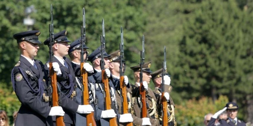 Na gradskom groblju Mirogoj prilikom obiljezavanja Dana OSRH i Dana Kopnene vojske izaslanik predsjednika Hrvatskog sabora Zeljko Reiner, ministar obrane Damir Krsticevic, ministar branitelja Tomo Medved i gradonacelnik grada Zagreba Milan Bandic polozili