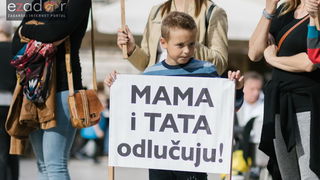 Prosvjedni skup roditelja protiv politike obaveznog cijepljenja Prosvjedni skup roditelja protiv politike obaveznog cijepljenja