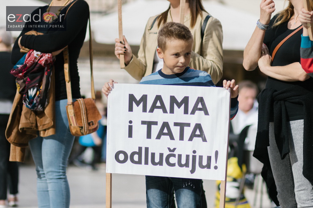 Prosvjedni skup roditelja protiv politike obaveznog cijepljenja Prosvjedni skup roditelja protiv politike obaveznog cijepljenja