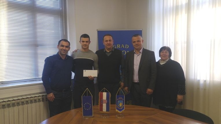 Gradonačelnik Benkovca primio svjetskog prvaka Mateja Lebu Gradonačelnik Benkovca primio svjetskog prvaka Mateja Lebu