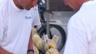 Tunuara 2016 – defile ribarica, spremanje brudeta, demonstracija ribarske vještine i koncert Zorica Kondža. Foto: TZ općine Kali/Adam Vidas Tunuara 2016 – defile ribarica, spremanje brudeta, demonstracija ribarske vještine i koncert Zorica Kondža. Foto: TZ općine Kali/Adam Vidas