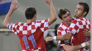 Klagenfurt, 190510.
Prijateljska nogometna utakmica na stadionu Hypo Group Arena izmedju reprezentacija Austrije i Hrvatske.
Na slici: nakon gola Mate Bilica slave Mario Mandzukic i Darijo Srna.
Foto: Drago Sopta / CROPIX
