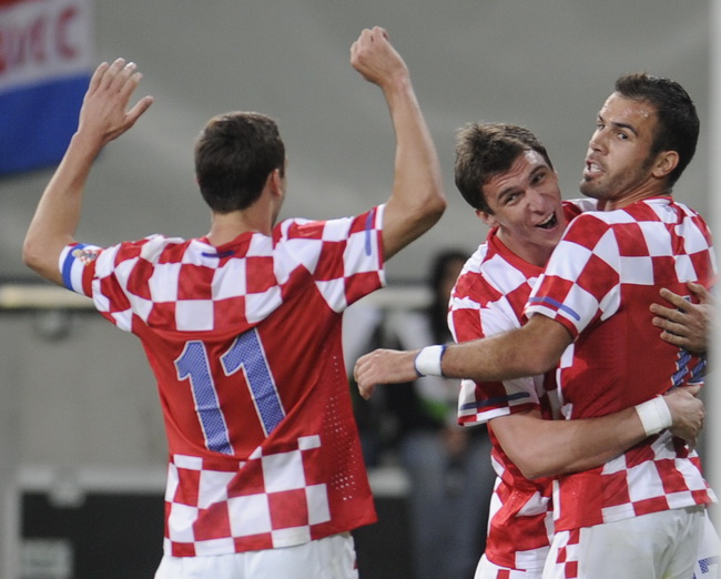 Klagenfurt, 190510.
Prijateljska nogometna utakmica na stadionu Hypo Group Arena izmedju reprezentacija Austrije i Hrvatske.
Na slici: nakon gola Mate Bilica slave Mario Mandzukic i Darijo Srna.
Foto: Drago Sopta / CROPIX