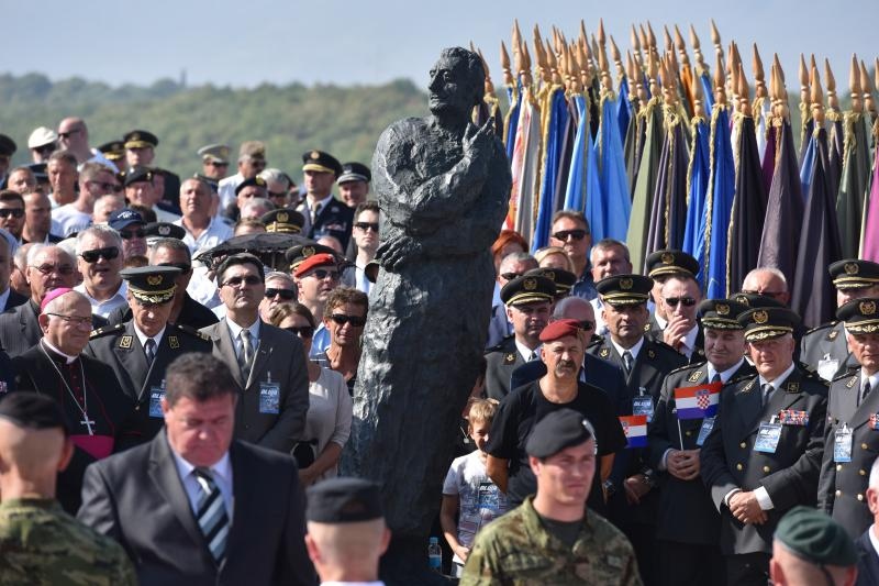 Uz zvukove hime “Lijepa naša” podignuta je zastava Republike Hrvatske na Kninskoj tvrđavi Uz zvukove hime “Lijepa naša” podignuta je zastava Republike Hrvatske na Kninskoj tvrđavi