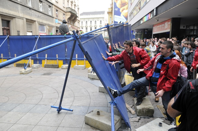 Zagreb, 170510.
Jutros su radnici HOTO grupe ogradili dio Varsavske ulice. Pocetak radova na prilazu buducoj garazi pratili su prosvjedi Zelene akcije a novi su najavljeni za utorak u 18 sati. Ogradjeno gradiliste budno su cuvali zastitari.
Prosvjednici r Zagreb, 170510.
Jutros su radnici HOTO grupe ogradili dio Varsavske ulice. Pocetak radova na prilazu buducoj garazi pratili su prosvjedi Zelene akcije a novi su najavljeni za utorak u 18 sati. Ogradjeno gradiliste budno su cuvali zastitari.
Prosvjednici r
