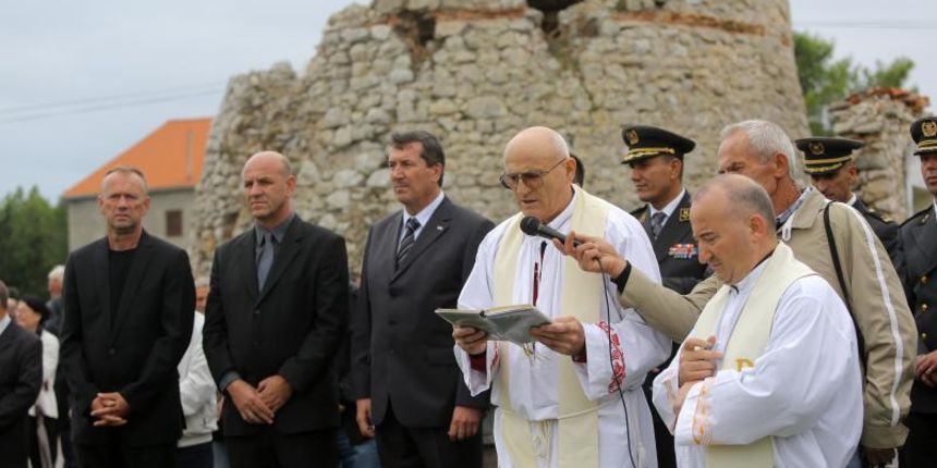 Dracevac, Zadar – Polaganjem vijenaca te prijemom branitelja na Dracevcu obiljezena je obljetnica 22 godine otkako je Zadar obranjen pred cetnickim agresorima. Photo: Filip Brala/PIXSELL Autor  Filip Brala/PIXSELL KLJUČNE RIJEČI  polaganje vijenaca, Drace