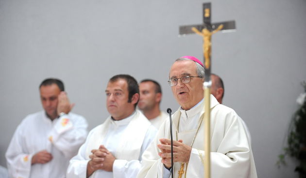 Zadar, 150811.
Danas je u  zupnoj crkvi u Skabrnji na blagdan velike gospe odrzana misa koju je predvodio zadarski nadbiskup Zelimir Puljic nakon cega je odrzana i procesija  kroz  mjesto.
Foto: Andrija Lucic / CROPIX