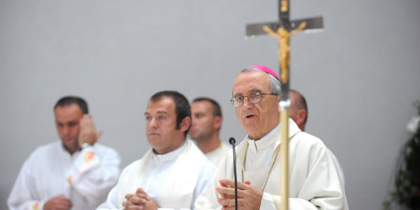 Zadar, 150811.
Danas je u  zupnoj crkvi u Skabrnji na blagdan velike gospe odrzana misa koju je predvodio zadarski nadbiskup Zelimir Puljic nakon cega je odrzana i procesija  kroz  mjesto.
Foto: Andrija Lucic / CROPIX