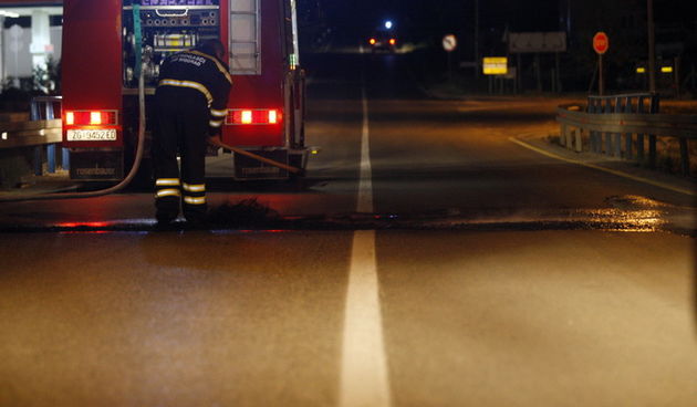 Pakostane, 160411.
U noci sa petka na subotu policija i vatrogasci imali su preko 20 intervencija na cestama izmedju Zadra i Pakostana. Palile su se gume te rusila stabla i granje po cestama. 
Na slici: intervencija vatrogasaca.
Foto: Jure Miskovic / CROP