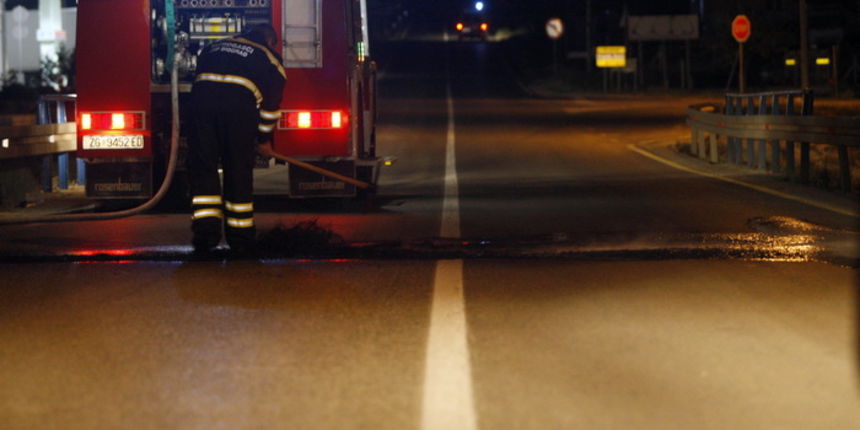 Pakostane, 160411.
U noci sa petka na subotu policija i vatrogasci imali su preko 20 intervencija na cestama izmedju Zadra i Pakostana. Palile su se gume te rusila stabla i granje po cestama.
Na slici: intervencija vatrogasaca.
Foto: Jure Miskovic / CROP Pakostane, 160411.
U noci sa petka na subotu policija i vatrogasci imali su preko 20 intervencija na cestama izmedju Zadra i Pakostana. Palile su se gume te rusila stabla i granje po cestama.
Na slici: intervencija vatrogasaca.
Foto: Jure Miskovic / CROP