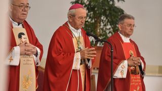 Zadarski nadbiskup Puljić predvodio svetu misu u Kistanjama povodom obilježavanja obljetnice proglašenja blaženim Serafina Kodića Zadarski nadbiskup Puljić predvodio svetu misu u Kistanjama povodom obilježavanja obljetnice proglašenja blaženim Serafina Kodića