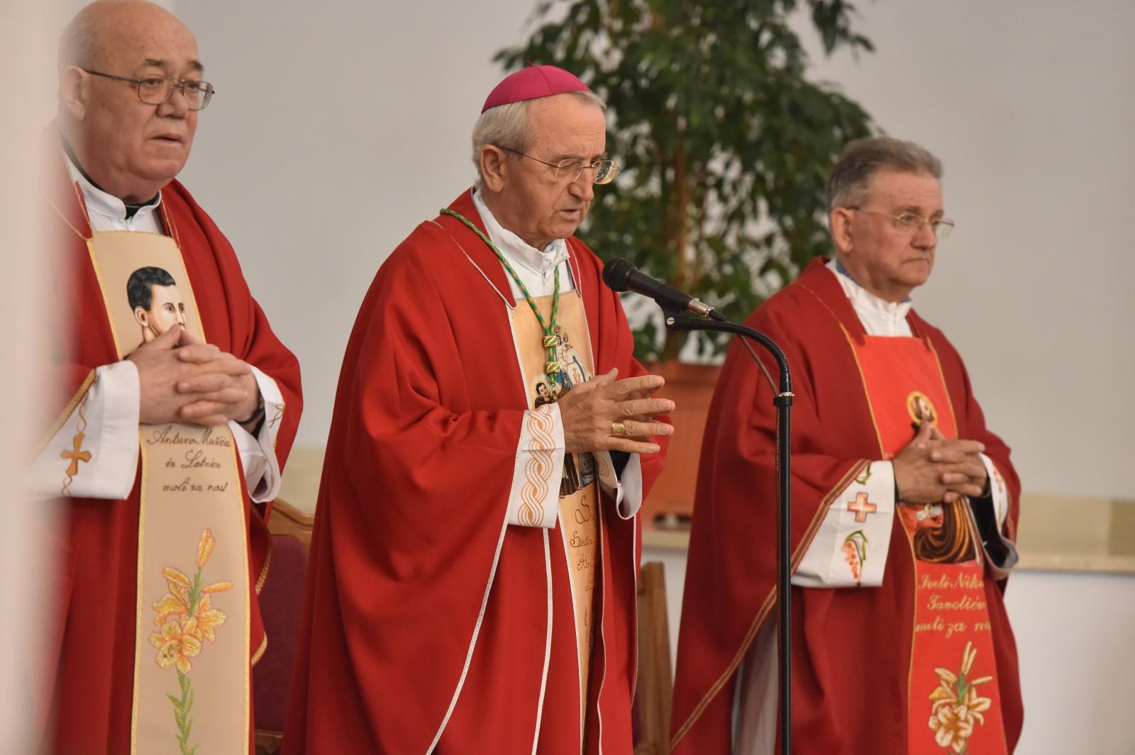 Zadarski nadbiskup Puljić predvodio svetu misu u Kistanjama povodom obilježavanja obljetnice proglašenja blaženim Serafina Kodića Zadarski nadbiskup Puljić predvodio svetu misu u Kistanjama povodom obilježavanja obljetnice proglašenja blaženim Serafina Kodića