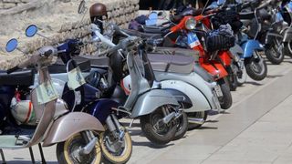 Vespaši izložili “ljubimce” ispred crkve sv. Donata, foto: Filip Brala/PIXSELL Vespaši izložili “ljubimce” ispred crkve sv. Donata, foto: Filip Brala/PIXSELL