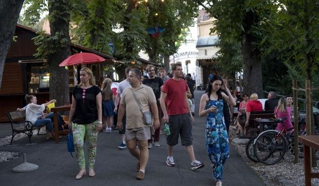 Reportaza s Ljeta na Strossu na kojem su uz likovne radionice, hladne napitke i koncerte mnogi zagrepcani odlucili provesti vecer na Gornjem Gradu. Photo: Davor Visnjic/PIXSELL Autor  Davor Visnjic/PIXSELL Ključne riječi  Ljeto na Strossu, Stross, setnja