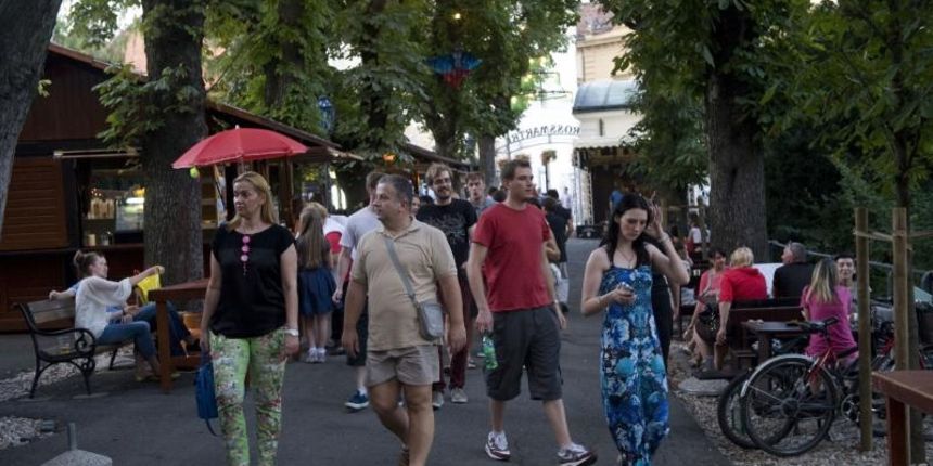 Reportaza s Ljeta na Strossu na kojem su uz likovne radionice, hladne napitke i koncerte mnogi zagrepcani odlucili provesti vecer na Gornjem Gradu. Photo: Davor Visnjic/PIXSELL Autor  Davor Visnjic/PIXSELL Ključne riječi  Ljeto na Strossu, Stross, setnja