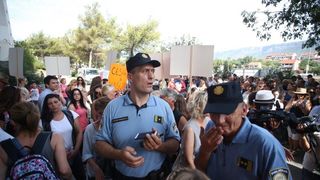 Građani prosvjedom pokušavaju spriječiti ovrhu nad sedmogodišnjim Cesareom Građani prosvjedom pokušavaju spriječiti ovrhu nad sedmogodišnjim Cesareom