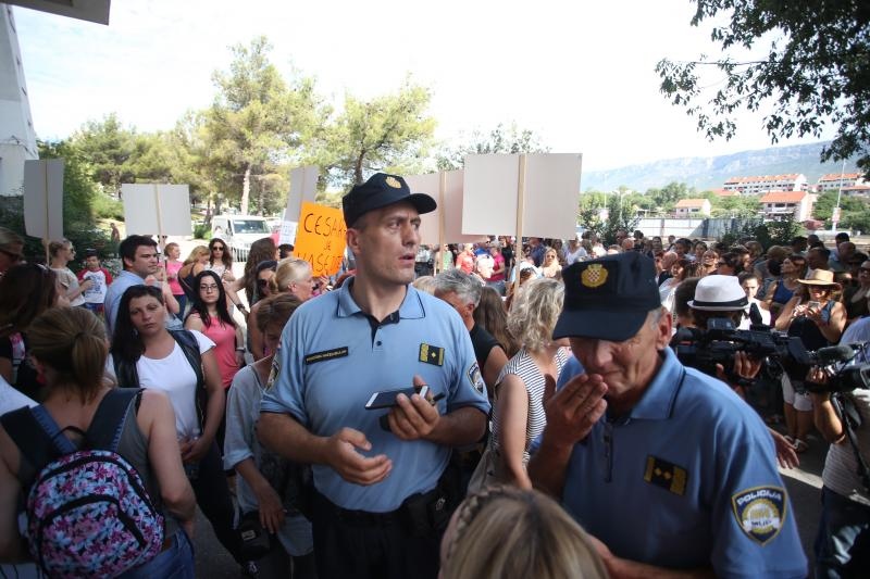 Građani prosvjedom pokušavaju spriječiti ovrhu nad sedmogodišnjim Cesareom Građani prosvjedom pokušavaju spriječiti ovrhu nad sedmogodišnjim Cesareom