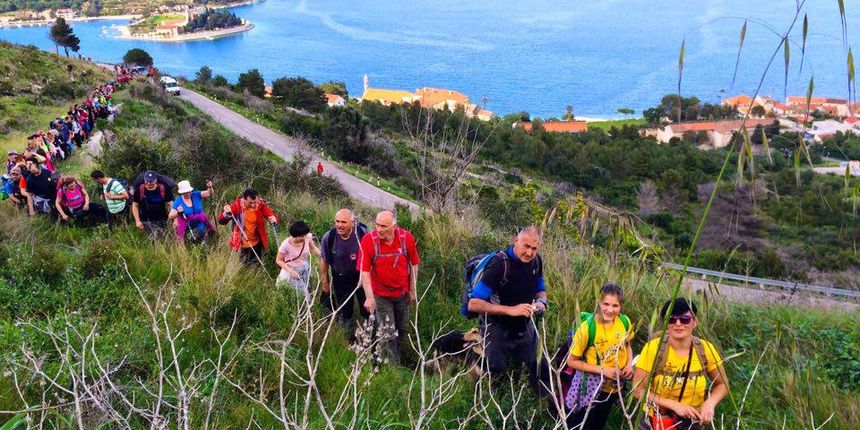 Biogradski planinari sudjelovali na Danima planinara Dalmacije na Visu Biogradski planinari sudjelovali na Danima planinara Dalmacije na Visu
