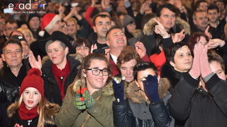 Tisuće Zadrana uživalo na krcatom Narodnom trgu i Tgu Petra Zoranića uz Tomislava Bralića i klapu Intrade Tisuće Zadrana uživalo na krcatom Narodnom trgu i Tgu Petra Zoranića uz Tomislava Bralića i klapu Intrade