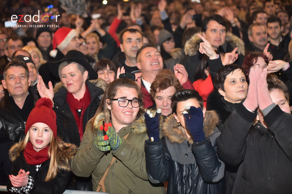 Tisuće Zadrana uživalo na krcatom Narodnom trgu i Tgu Petra Zoranića uz Tomislava Bralića i klapu Intrade Tisuće Zadrana uživalo na krcatom Narodnom trgu i Tgu Petra Zoranića uz Tomislava Bralića i klapu Intrade