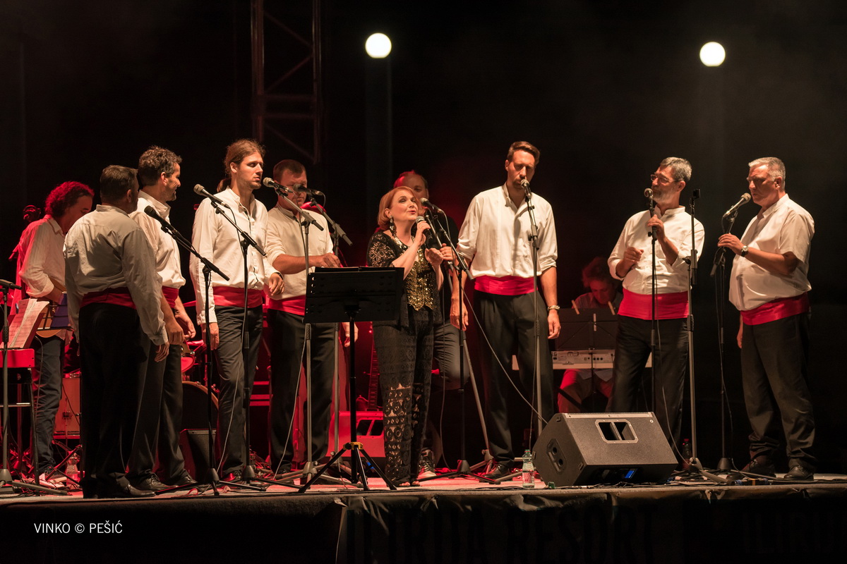 Zorica Kondža i klapa Cambi @ bazen Ilirije u Biogradu