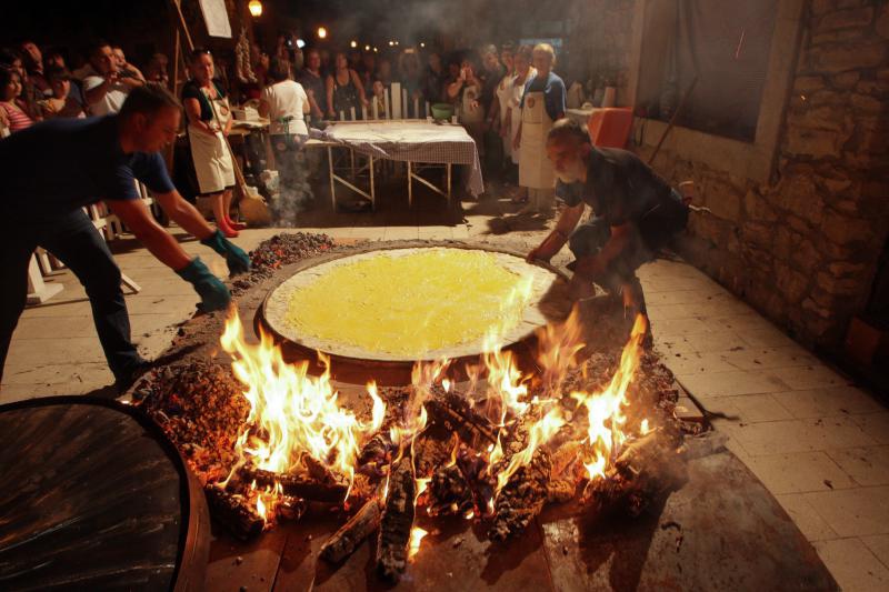 28.07.2013., Benkovac – Benkovacki prisnac je vec odavno puno vise od obicnog jela, autohtona delicija Bukovice i Ravnih kotara, jednostavna, a opet tako dobra. Stoljecima se sprema na ovim prostorima i jedno je od najprepoznatljivijih jela ovoga kraja. 28.07.2013., Benkovac – Benkovacki prisnac je vec odavno puno vise od obicnog jela, autohtona delicija Bukovice i Ravnih kotara, jednostavna, a opet tako dobra. Stoljecima se sprema na ovim prostorima i jedno je od najprepoznatljivijih jela ovoga kraja.