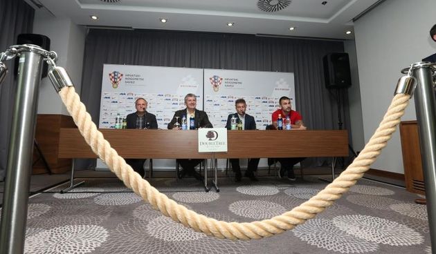 HNS i tzv. Uvijek vjerni potpisali ugovor. Photo: Zeljko Lukunic /PIXSELL