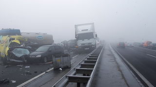 Zagreb, 161111.
Zagrebacka obilaznica, smjer istok, na mostu prije cvora Ivanja Reka, u jutrosnjoj magli oko 7 i 30 sati , sudarilo se dvadesetak automobila, a ozlijedjeno je vise osoba.
Foto: Goran Mehkek / Cropix