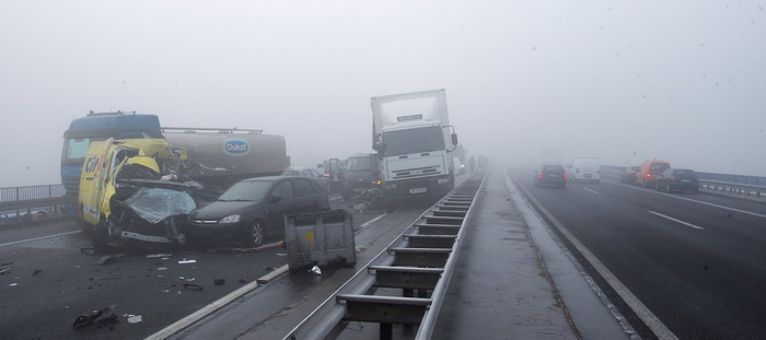 Zagreb, 161111.
Zagrebacka obilaznica, smjer istok, na mostu prije cvora Ivanja Reka, u jutrosnjoj magli oko 7 i 30 sati , sudarilo se dvadesetak automobila, a ozlijedjeno je vise osoba.
Foto: Goran Mehkek / Cropix